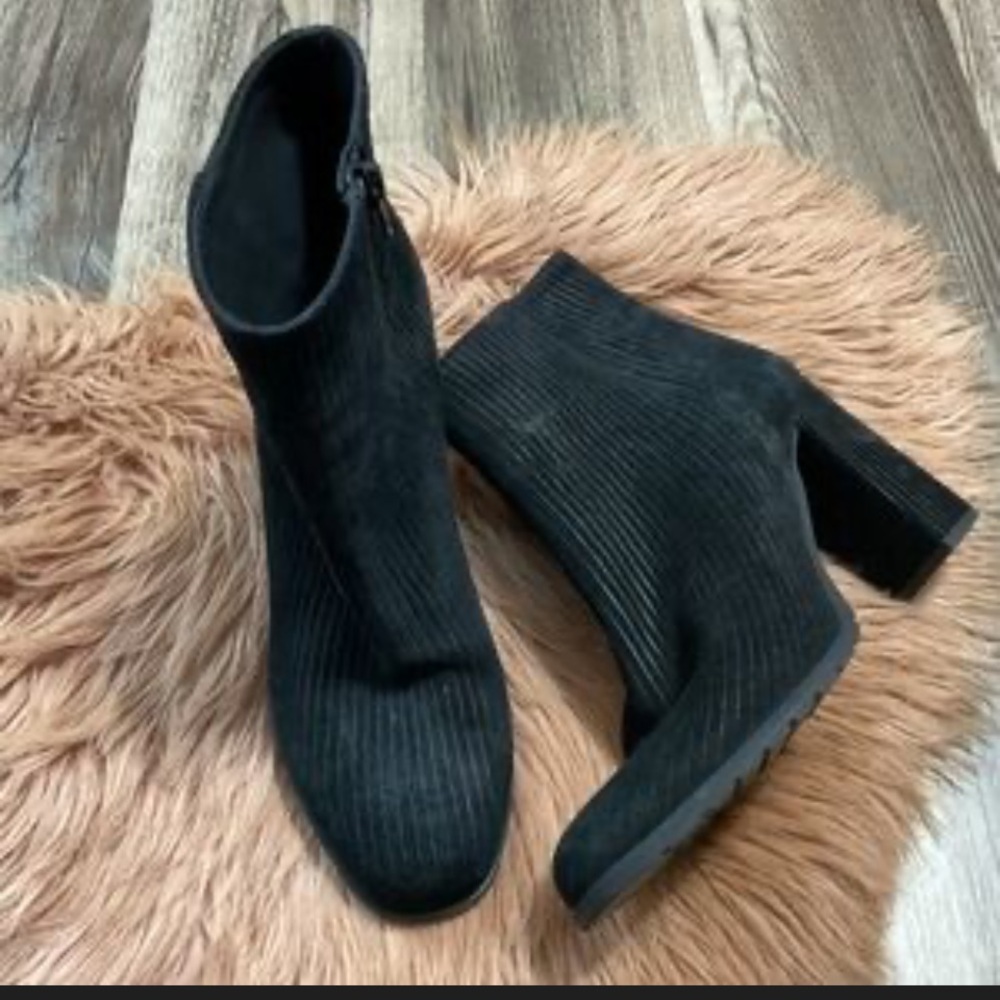 Amina Rubinacci Ribbed Suede Italy Ankle Boots $500 Black Classic Casual Spring